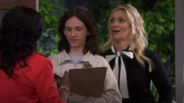 Alice + Olivia Justina Suéter de lazo de lana combinado usado por Gemma Johnson (Beth Behrs) como se ve en The Neighborhood (T07E15)