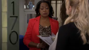 Le haut de camisole en soie à imprimé léopard de Kooples porté par Tina Butler (Tichina Arnold) comme on le voit dans The Neighborhood (S07E15)