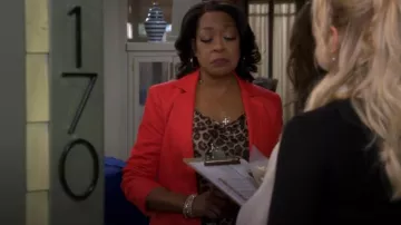 Cinq a Sept Khloé Denim Blazer usado por Tina Butler (Tichina Arnold) como se ve en The Neighborhood (T07E15)