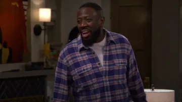 Faherty Legend Sweater Chemise à carreaux Skyline bleu marine portée par Malcolm Butler (Sheaun McKinney) comme on le voit dans The Neighborhood (S07E15)