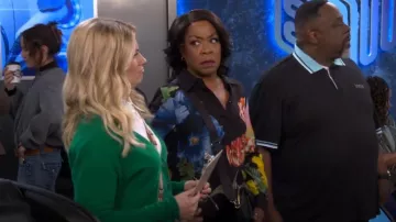 Blouse Alice + Olivia Willa en Le Parisien Noir portée par Tina Butler (Tichina Arnold) comme on le voit dans The Neighborhood (S07E15)