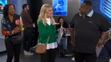 Cárdigan Aqua con cuello en V usado por Gemma Johnson (Beth Behrs) como se ve en The Neighborhood (T07E15)