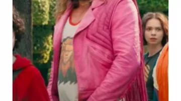 Veste en cuir rose à franges portée par Garrett (Jason Momoa) dans un film Minecraft