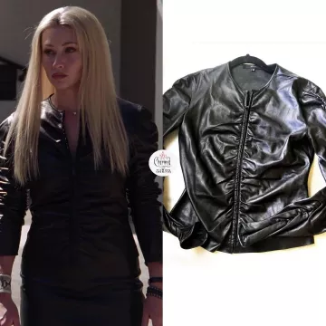 Blouson Tom Ford en cuir noir pour Gucci A/H 1999 porté par Shannen Doherty sur le compte Instagram @charmedarchives