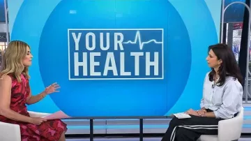 Pantalon Alice + Olivia Eric avec bande latérale porté par Natalie Azar comme on le voit dans Today le 8 avril 2025