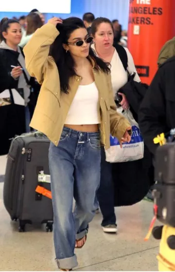 Steve Madden Tracie Chestnut Suede Kitten Heel usado por Rachel Zegler en el aeropuerto de LAX el 14 de marzo de 2025