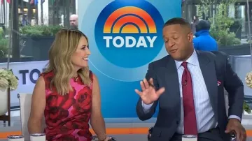 Carolina Herrera Vestido sin mangas rosa pintado usado por Savannah Guthrie como se ve en Hoy el 8 de abril de 2025