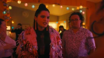 Rachel Burke Vovo Tinsel Jacket portée par Siaja (Anna Lambe) comme on le voit dans North of North (S01E01)