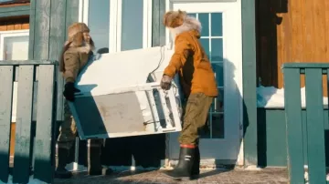 Bottes de pluie Uniroyal portées par Siaja (Anna Lambe) comme on le voit dans North of North (S01E02)