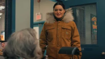 Carhartt Ignifuge Full Swing Quick Duck Coat porté par Siaja (Anna Lambe) comme on le voit dans North of North (S01E02)