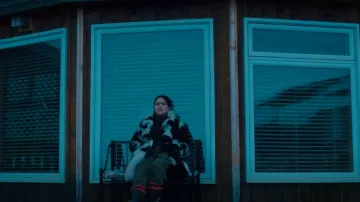 De Savary London Cow Print Shearling Jacket portée par Siaja (Anna Lambe) comme on le voit dans North of North (S01E02)