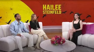 Haut Anna Quan Lucia porté par Hailee Steinfeld comme on le voit dans Today with Jenna & Friends le 8 avril 2025