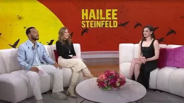Jupe Anna Quan Jordyn portée par Hailee Steinfeld comme on le voit dans Today with Jenna & Friends le 8 avril 2025