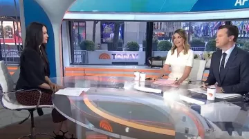 Blazer de manga globo de Dolan usado por Emilie Ikeda como se ve en Today el 9 de abril de 2025
