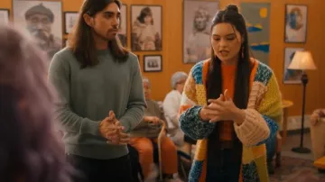 Pilcro Colorblock Patchwork Cardigan Sweater porté par Siaja (Anna Lambe) comme on le voit dans North of North (S01E04)