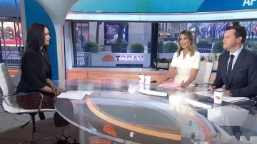 Sandales à plateforme en daim Coach Nicolette 120MM portées par Emilie Ikeda, comme on le voit dans Today le 9 avril 2025