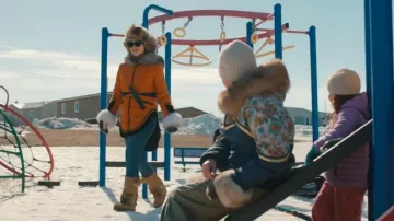 Le poste de traite de Cheryl Kanada Tall Mukluk porté par Siaja (Anna Lambe) comme on le voit dans North of North (S01E04)