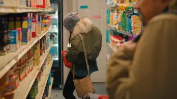 Bostanten Nola Sac à bandoulière Hobo moyen porté par Neevee (Maika Harper) comme on le voit dans North of North (S01E04)