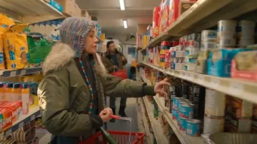 Parka courte J Crew portée par Neevee (Maika Harper) vue dans North of North (S01E04)
