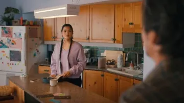 Sweat-shirt Aerie House Party porté par Siaja (Anna Lambe) comme on le voit dans North of North (S01E05)