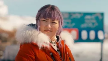 La plus petite dame de la lune noire Inuksuk avec des phases portée par Millie (Zorga Qaunaq) comme on le voit dans Nord du Nord (S01E05)