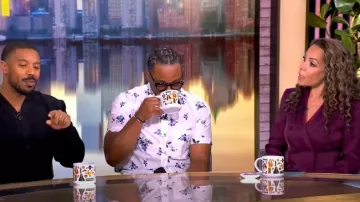 Thom Browne Chemise boutonnée en popeline de coton à manches courtes florales à coupe droite portée par Ryan Coogler comme on le voit dans The View le 7 avril 2025