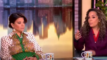 Elie Tahari Vero Jewel Paisley Wrap Midi-Dress portée par Ana Navarro comme on le voit dans The View le 7 avril 2025