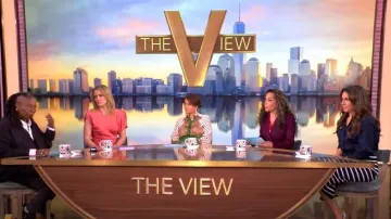 Robe midi asymétrique plissée en satin Zhivago Bond portée par Sara Haines, comme on le voit dans The View le 7 avril 2025