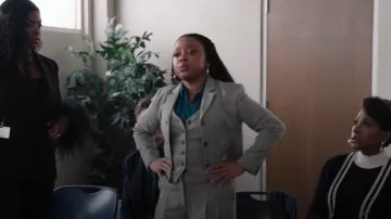 Babaton Standout Blazer porté par Janine Teagues (Quinta Brunson) tel qu’on le voit à l’école primaire Abbott (S04E21)