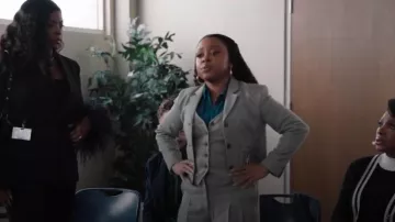 Gilet Babaton Deniro porté par Janine Teagues (Quinta Brunson) tel qu’on le voit à l’école primaire Abbott (S04E21)