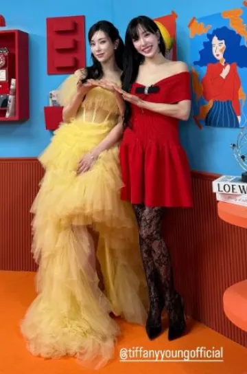 Mini-robe autoportrait avec nœud porté par Tiffany Young sur Face Talk Ep. 04 le 6 avril 2025