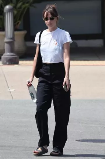 Gafas de sol geométricas Celine Metal Triomphe usadas por Dakota Johnson en Malibú el 6 de abril de 2025