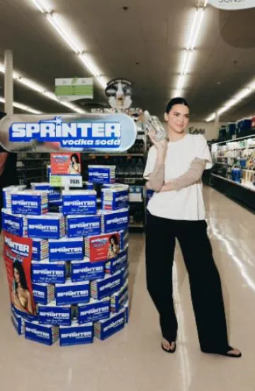 Le pantalon Row Carlyl en coton porté par Kendall Jenner à Los Angeles le 6 avril 2025