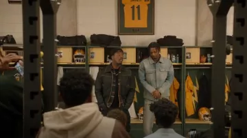 Veste en jean Sandro portée par Spencer James (Daniel Ezra) comme on le voit dans All American (S07E09)