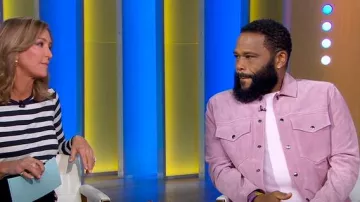 Veste Dylan en daim italien Todd Snyder portée par Anthony Anderson comme on le voit dans Good Morning America le 9 avril 2025