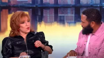 Cinq a Sept Chaqueta de manga abullonada de piel sintética usada por Joy Behar como se ve en The View el 9 de abril de 2025