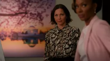 Argent Slim Blouse En Charmeuse de Soie Mate portée par Margaret Reed (Kelli Williams) comme on le voit dans Found (S02E16)