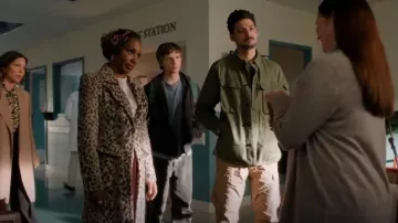 Abrigo de pagoda de alpaca con estampado de leopardo de Smythe Brando usado por Gabi Mosley (Shanola Hampton) como se ve en Found (T02E16)