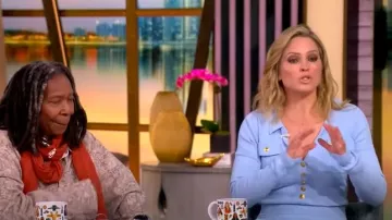 Cara Cara Belleport Top de botones de punto acanalado usado por Sara Haines como se ve en The View el 9 de abril de 2025