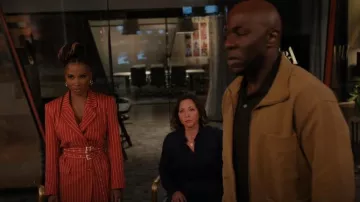Blazer despreocupado de Axel Label usado por Gabi Mosley (Shanola Hampton) como se ve en Found (S02E17)