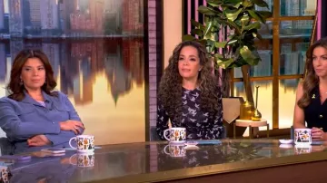 Chaqueta de mezcla de lino con patrón de mezclado con patrón de mezclado de mezclado de mezclado con patrón de mezclilla de mezclilla con estampado de mezclilla y color vaquero vista en The View el 10 de abril de 2025