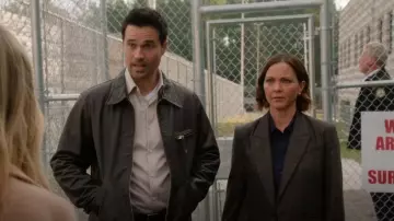 Blazer croisé d’argent en laine à carreaux porté par Margaret Reed (Kelli Williams) comme on le voit dans Found (S02E17)