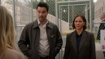 Double RL Lynton Leather Jacket porté par Mark Trent (Brett Dalton) comme on le voit dans Found (S02E17)