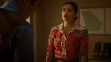 Blusa Floral Snake de Gucci usada por Marion Alba (Gina Rodriguez) como se ve en Will Trent (S03E11)