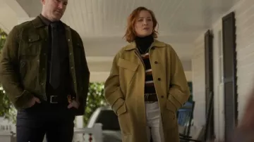 Trench Rachel Comey Alves porté par Angie Polaski (Erika Christensen) comme on le voit dans Will Trent (S03E12)