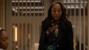 Blouse Zimmermann Pavillion portée par Amanda Wagner (Sonja Sohn) comme on le voit dans Will Trent (S03E12)