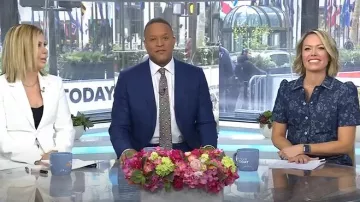 Eliza J Vestido camisero de mezclilla con detalle de cuentas jacquard floral usado por Dylan Dreyer como se ve en Today el 10 de abril de 2025