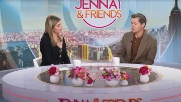 Vestido de punto Milano de manga larga con hombros descubiertos Lela Rose usado por Jenna Bush Hager como se vio en Today with Jenna & Friends el 10 de abril de 2025