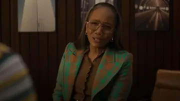 Cardigan en laine mérinos à volants Proenza Schouler porté par Amanda Wagner (Sonja Sohn) comme on le voit dans Will Trent (S03E12)