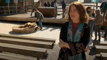 Johnny Was Plus Manteau Kimono en Velours Nyomi porté par Robin Weigert comme on le voit dans Will Trent (S03E13)